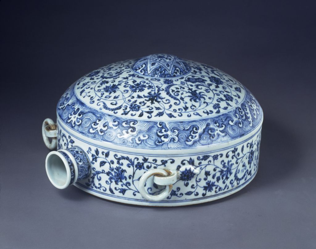 图片[1]-Blue and white vase with twining lotus and double ring ears-China Archive